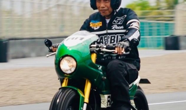 Presiden Jokowi Jajal Sirkuit Mandalika dengan Motor Miliknya