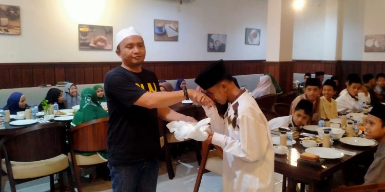 Bagikan 500 Paket Sarung dan Santunan, Pojok NTB: Terima Kasih Para Donatur