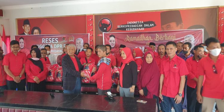 Jelang Idul Fitri, Ketua DPR RI Puan Maharani Salurkan 21.000 Paket Beras Premium untuk Masyarakat NTB