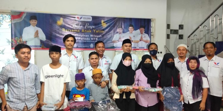 DPW Partai PERINDO NTB Santuni Anak Yatim dan Bagikan Ratusan Paket Sembako