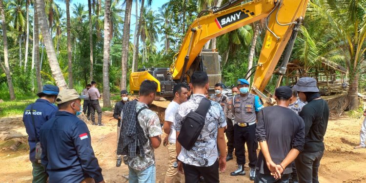 Personil Gabungan Polres Loteng dan BKSDA Lakukan Penertiban Tambang Emas Ilegal di Desa Prabu