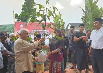 Sambut Bulan Bakti Bung Karno 1 Juni 2022,&nbsp; Rachmat Hidayat tanam Pohon Buah di Masjid.&nbsp;
