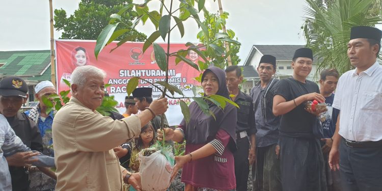 Sambut Bulan Bakti Bung Karno 1 Juni 2022,&nbsp; Rachmat Hidayat tanam Pohon Buah di Masjid.&nbsp;