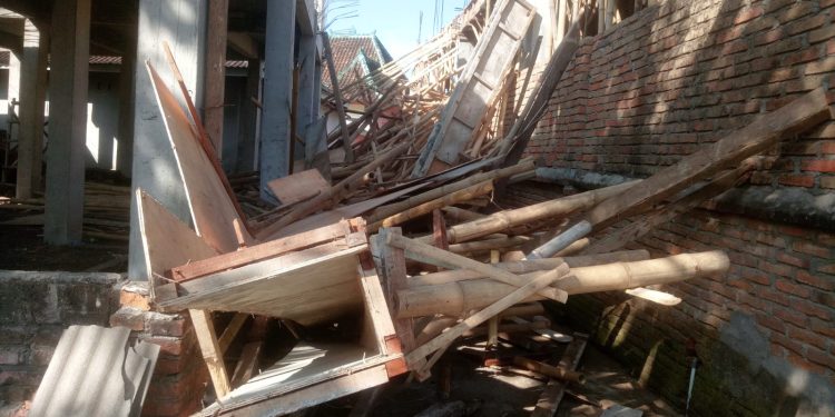Diduga Salah Satu Oknum BPD Desa Sukarara Lakukan Pengrusakan