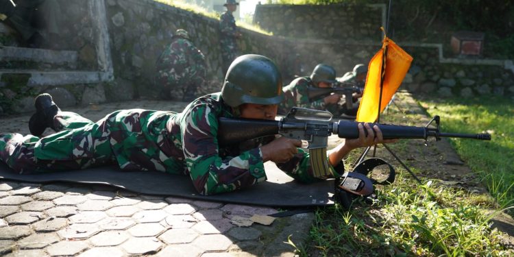 Prajurit Korem 162/WB Tingkatkan Kemahiran Menembak