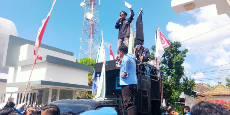 Aksi Mahasiswa BEM NTB Raya di Kantor DPRD Lotim Tuntut Pemerintah Serius Tangani Wabah PMK
