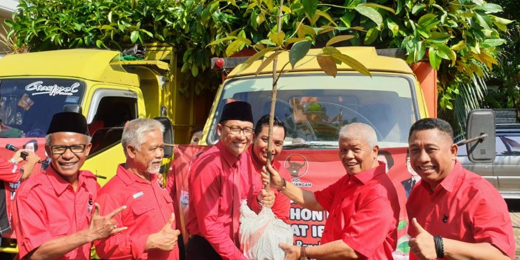 Sambut Bulan Bung Karno dan Hari Lahir Pancasila, PDIP NTB Kirim Seribu Pohon Buah untuk Rumah Ibadah