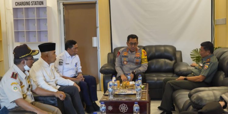 Kapolda NTB bersama Danrem 162/WB Cek Penanganan Penyakit Mulut dan Kuku (PMK) Lembar