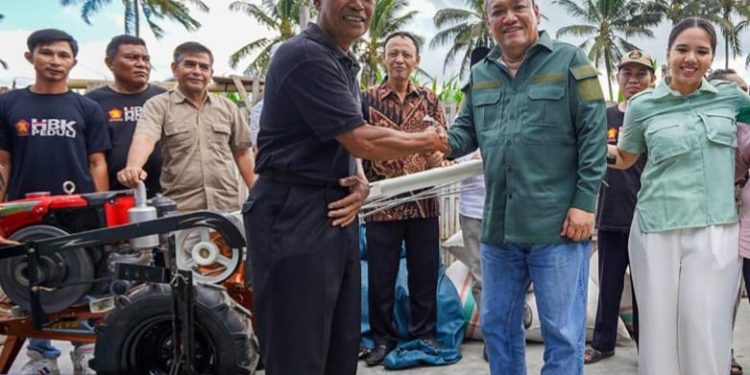 Ringankan Beban Petani di Lombok Timur, HBK Beri Bantuan Alsintan dan Mesin Pompa Air