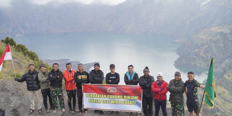 Suhu Udara 2°C Disertai Hujan Petir, Danrem 162/WB Sukses Mencapai Puncak Gunung Rinjani