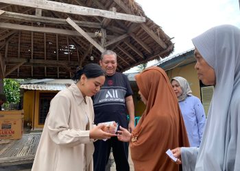 Aksi Nyata Cegah Stunting di NTB, HBK PEDULI Bagikan Telur Ayam Segar pada Warga di Pulau Lombok