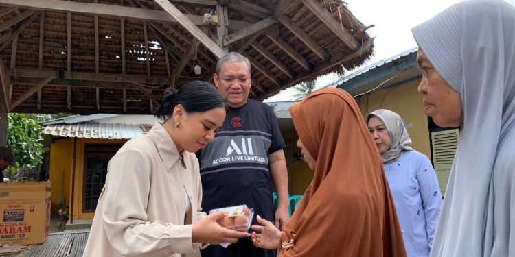 Aksi Nyata Cegah Stunting di NTB, HBK PEDULI Bagikan Telur Ayam Segar pada Warga di Pulau Lombok