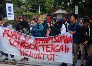 Aksi Demo Alot, Mahasiswa Loteng Nyaris Boikot Kantor Bupati