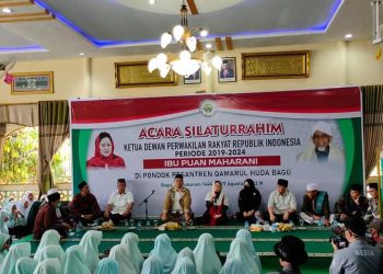 Tuan Guru Turmudzi Mengalungi Puan Maharani Dengan Kerudung Merah
