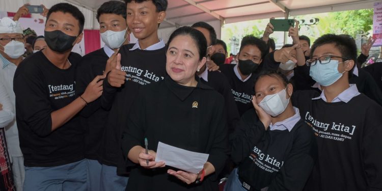 Penuh Canda, Puan Sosialisasi Tak Nikah Dini ke Remaja Bali