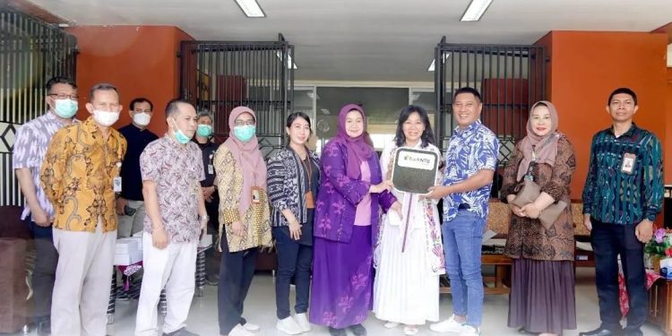 RSUD NTB Terima 2 Unit Ambulance Jenazah dari Bank NTB Syariah