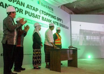 Topping Off Ceremony Proyek Pembangunan Kantor Pusat Bank NTB Syariah&nbsp;