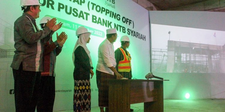 Topping Off Ceremony Proyek Pembangunan Kantor Pusat Bank NTB Syariah&nbsp;