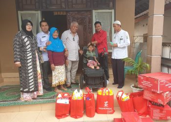 Rachmat Hidayat Bagikan Ratusan Kursi Roda untuk Disabilitas di Lombok