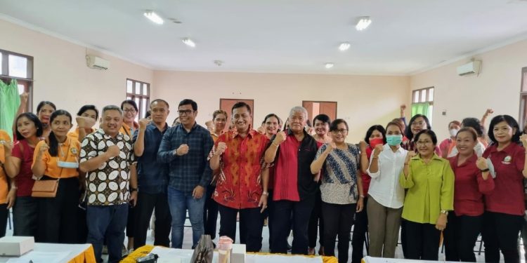 Peduli Kebudayaan, Ketua DPD PDI Perjuangan NTB Helat Sayembara Parade Busana Adat WHDI di Dapilnya&nbsp;