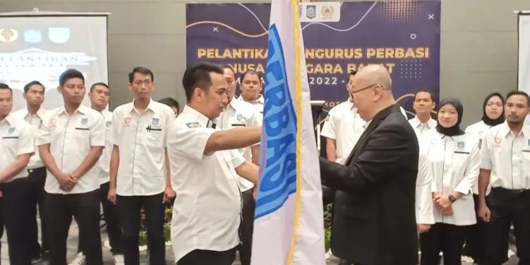 Dilantik, Pengurus Baru Basket NTB Diminta Tetap Kompak