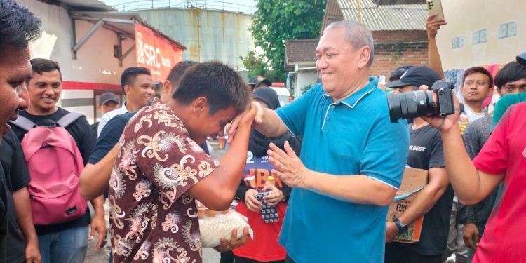 Tak Bisa Melaut karena Cuaca Buruk, HBK Salurkan Bantuan Sembako untuk Nelayan Pesisir Barat Kota Mataram