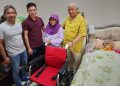 Guru Besar Fakultas Peternakan Unram, Prof Chairussyuhur Arman sakit, Rachmat Hidayat Bantu Kursi Roda Elektrik