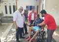 Aksi Kemanusiaan Rachmat Hidayat Berlanjut, Lalu Maiwarte Mantan Kades Kuripan yang Lumpuh Disumbang Kursi Roda Elektrik Warna Merah