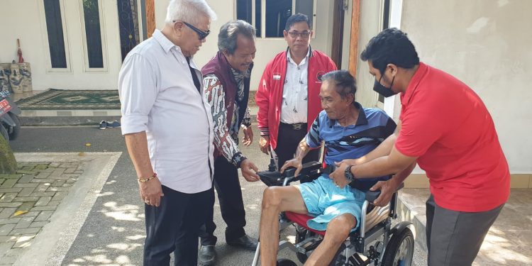 Aksi Kemanusiaan Rachmat Hidayat Berlanjut, Lalu Maiwarte Mantan Kades Kuripan yang Lumpuh Disumbang Kursi Roda Elektrik Warna Merah