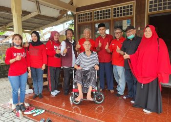 Pensiunan Abdi Negara Terkena Stroke, Rachmat Hidayat Hadir Beri Bantuan Kursi Roda Elektrik Warna Merah