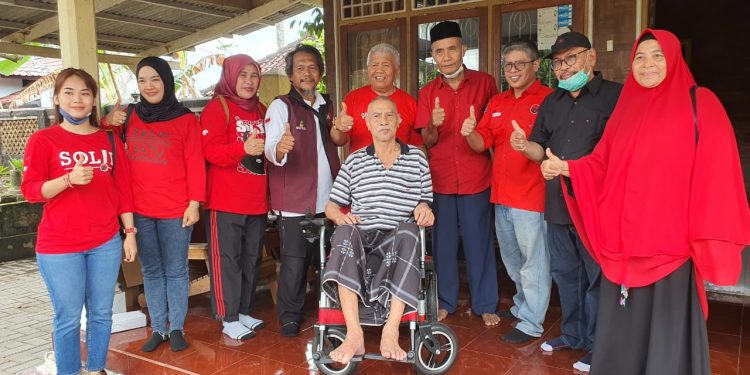 Pensiunan Abdi Negara Terkena Stroke, Rachmat Hidayat Hadir Beri Bantuan Kursi Roda Elektrik Warna Merah