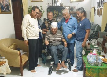 Sambut Bulan Penuh Berkah, Rachmat Hidayat Berbagi Kursi Roda Elektrik untuk Pensiunan Abdi Negara di Kota Mataram