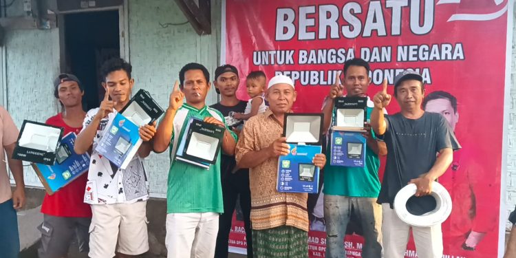 Sambut Ramadhan, DPC PDIP Lombok Timur berbagi Lampu Neon untuk Penerangan Jalan di dusun Padak Selatan, Desa Pijot, kecamatan Keruak