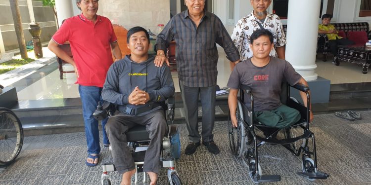 H Rachmat Hidayat Beri Perhatian dan Dukungan untuk John “Kursi Roda” dan Pekerja Seni di Pulau Lombok