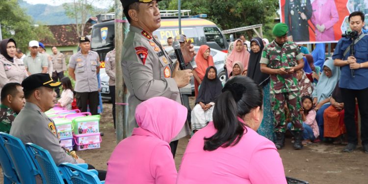 Kapolda NTB Berbagi Paket Sembako Untuk Warga Terdampak Banjir di Kota Bima