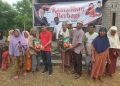 Ramadhan Berbagi, Rachmat Hidayat bagikan 250 Paket Sembako di Kawasan Desa Sekaroh – Lombok Timur