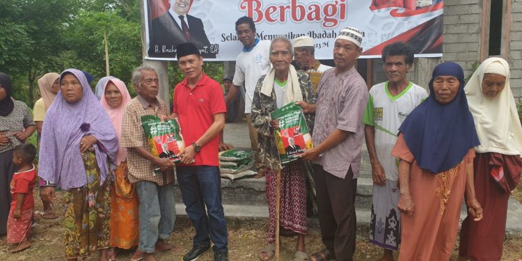 Ramadhan Berbagi, Rachmat Hidayat bagikan 250 Paket Sembako di Kawasan Desa Sekaroh – Lombok Timur