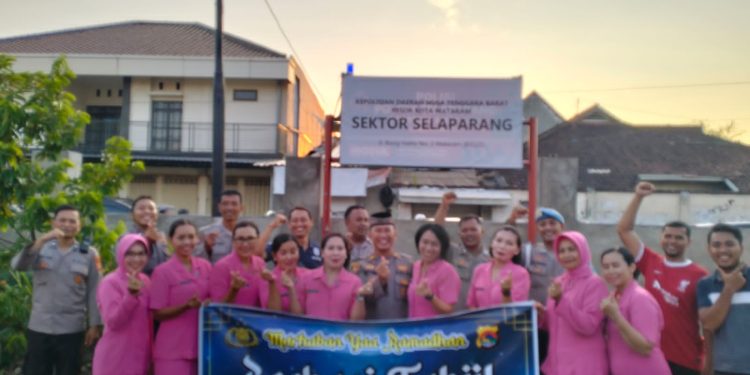 Polsek Selaparang Bersama Bhayangkari Bagikan Takjil Kepada Masyarakat