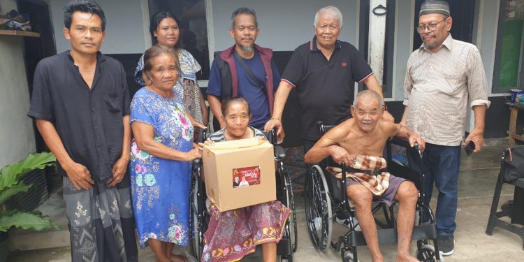Rachmat Hidayat Elektrik” Aksi Kemanusiaan Lagi, Sebar Kursi Roda untuk Pensiunan Guru dan Suami-Istri Buruh Penderita Lumpuh