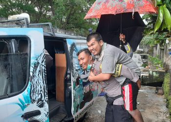 Anggota Sat Binmas Polresta Mataram Antar Jemput Penerima Kursi Roda Dari Kapolda NTB 