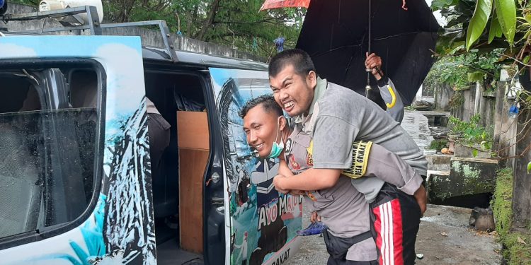 Anggota Sat Binmas Polresta Mataram Antar Jemput Penerima Kursi Roda Dari Kapolda NTB 