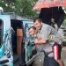 Anggota Sat Binmas Polresta Mataram Antar Jemput Penerima Kursi Roda Dari Kapolda NTB 