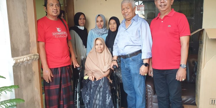 Rachmat Hidayat Elektrik Tebar Kursi Roda Adaptif  di Lombok Tengah