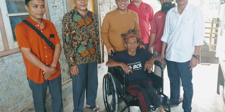 Rachmat Hidayat Gerilya Beri Bantuan Kursi Roda di Pelosok dan Pedalaman Lombok Timur