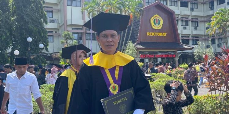 Politisi Muda PDIP Ahmad Amrullah Raih Gelar Magister Teknik Universitas Mataram