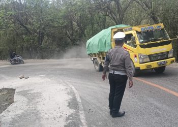 Anggota Satlantas Polres Sumbawa Barat Amankan TKP Truck Roda 6 Terbalik di Polamata KSB