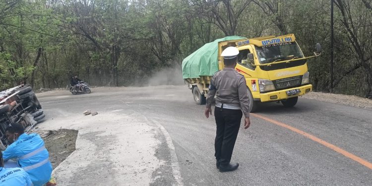 Anggota Satlantas Polres Sumbawa Barat Amankan TKP Truck Roda 6 Terbalik di Polamata KSB