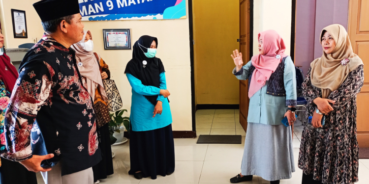 Guru SMAN 9 Mataram Ikut Program Pelatihan ‘In House Training’
