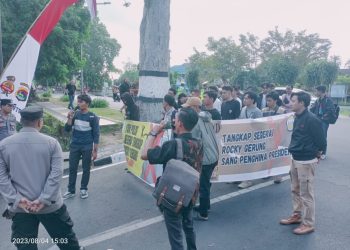 Pemuda dan Aktivis di NTB Desak Polisi Tangkap Rocky Gerung