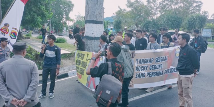 Pemuda dan Aktivis di NTB Desak Polisi Tangkap Rocky Gerung
